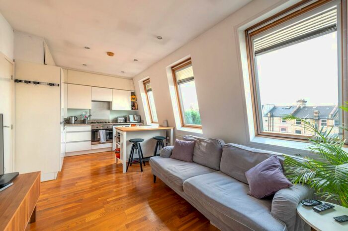 2 Bedroom Flat For Sale In Mitcham Lane, Furzedown, London, SW16