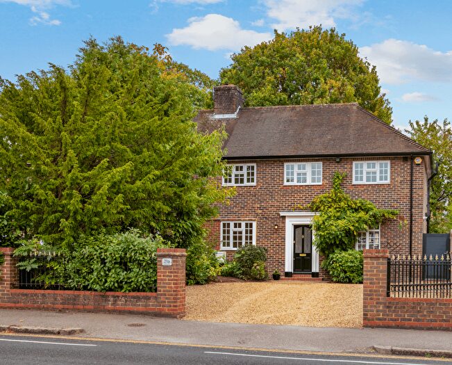 4 Bedroom Semi-detached House For Sale In Oatlands Drive, Weybridge, KT13
