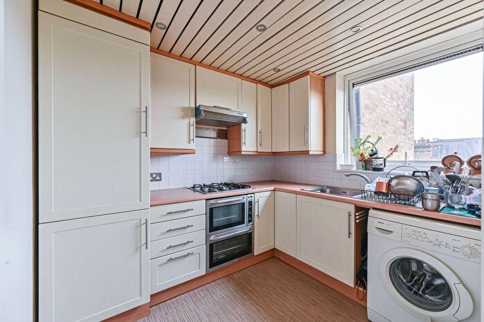 2 Bedroom Flat To Rent In The Elms, Tooting Bec, London, SW17