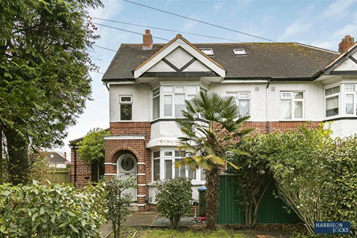 2 Bedroom Flat For Sale In Speer Road, Thames Ditton, KT7