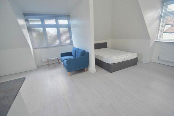 Studio To Rent In Beechcroft Avenue, London, NW11