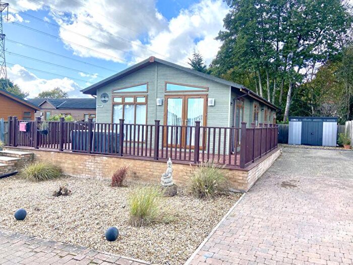 3 Bedroom Park Home For Sale In Wickham Court, North Boarhunt, PO17