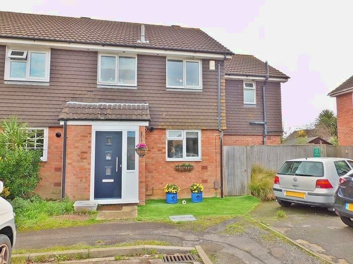 Houses for sale & to rent in PO14 3LB, Solent Road, Hill Head Fareham