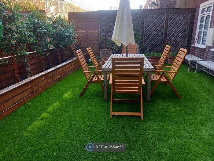 3 Bedroom Flat To Rent In Inverness Terrace, London, W2