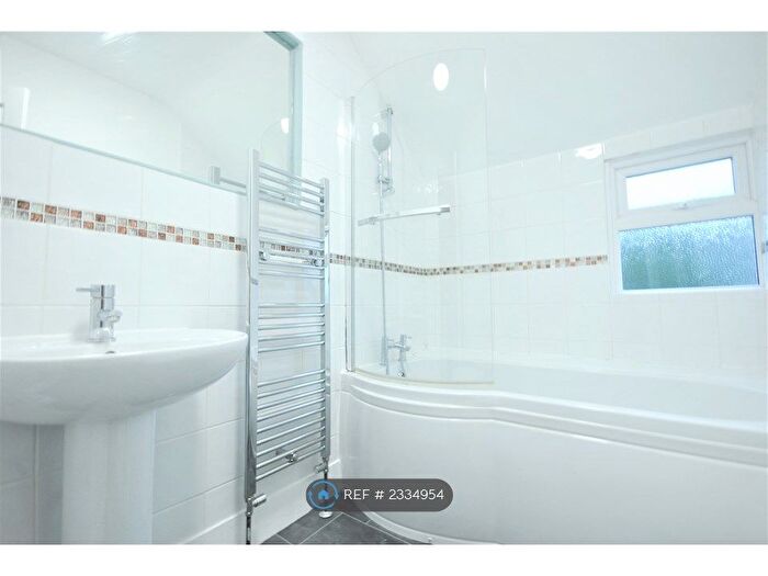 1 Bedroom Flat To Rent In Oakcroft, London, SE12
