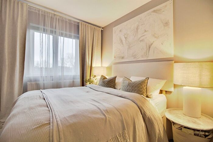 2 Bedroom Flat For Sale In Great North Road, Welwyn Garden City, AL8
