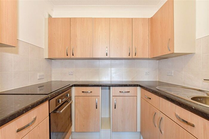 1 Bedroom Flat For Sale In Wellington Crescent, Ramsgate, Kent, CT11