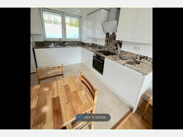 4 Bedroom Flat To Rent In Allan House, London, SW8