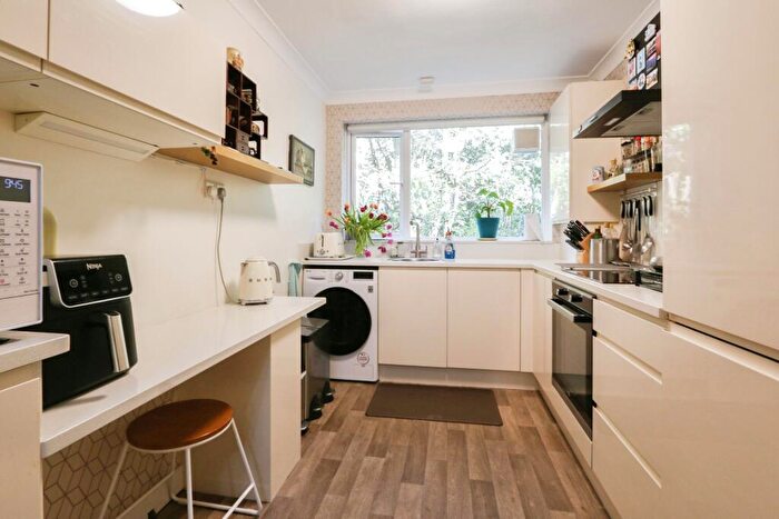 2 Bedroom Flat For Sale In Dean Park Road, Bournemouth, Dorset, BH1