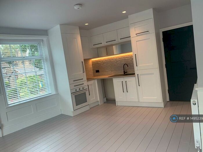 2 Bedroom Flat To Rent In High Street, Uppermill, Oldham, OL3