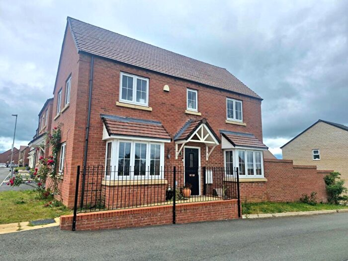 3 Bedroom Detached House For Sale In Trowel Close, Buckingham Fields, Northampton, NN4