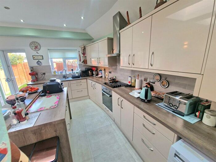 3 Bedroom End Of Terrace House For Sale In Brunswick Park Road, New Southgate, N11