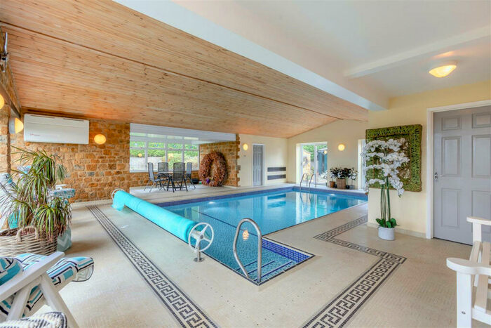 4 Bedroom Bungalow For Sale In Wroxton Heath, Banbury, Oxfordshire, OX15