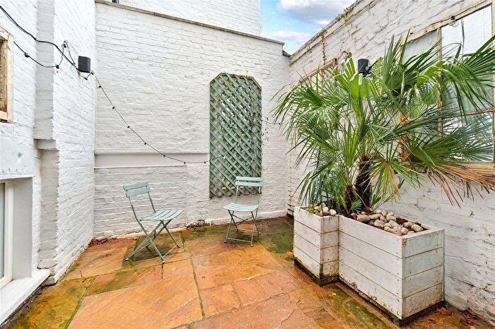 1 Bedroom Flat For Sale In Clarendon Road, London, W11