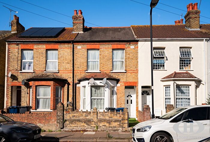 3 Bedroom Terraced House For Sale In Mount Avenue, Southall, UB1