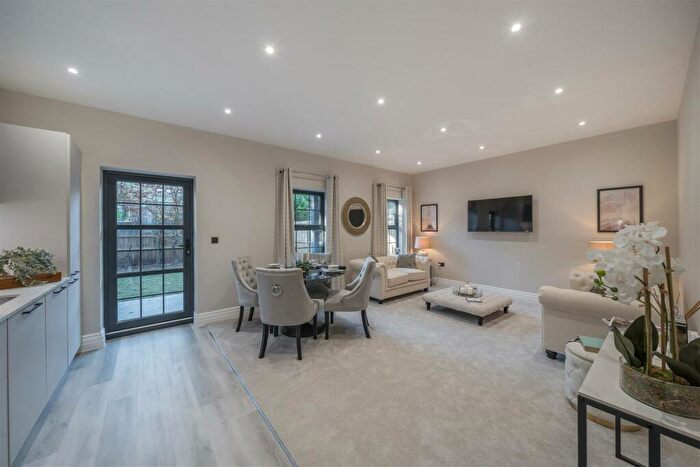 2 Bedroom Apartment For Sale In Shootersway Lane, Berkhamsted, HP4