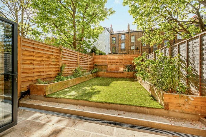 3 Bedroom Flat To Rent In Coningham Road, London, W12