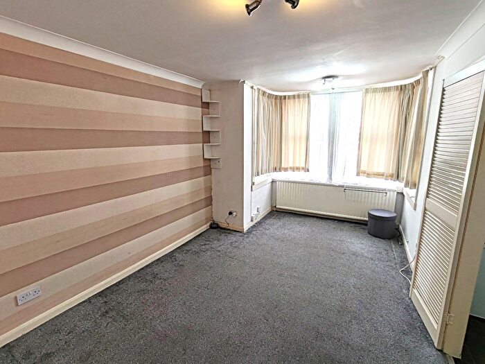 1 Bedroom Flat To Rent In Mayfair Avenue, Ilford, Essex, IG1