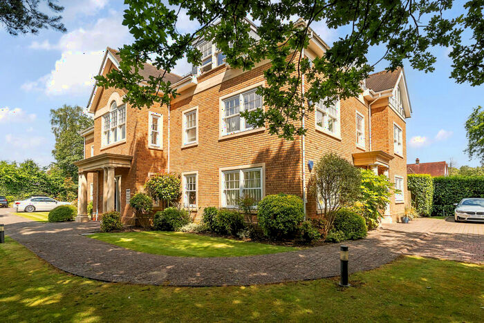 2 Bedroom Flat To Rent In Fairmile Lane, Cobham, KT11