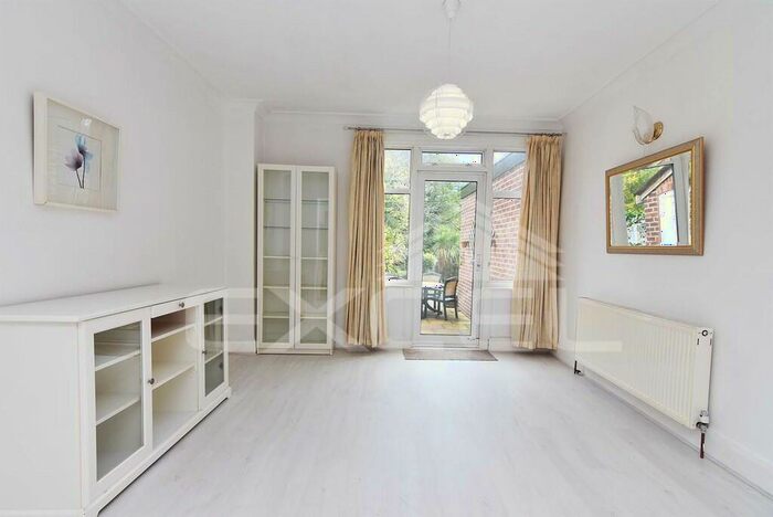 4 Bedroom Semi-Detached House To Rent In Chanctonbury Way, N12