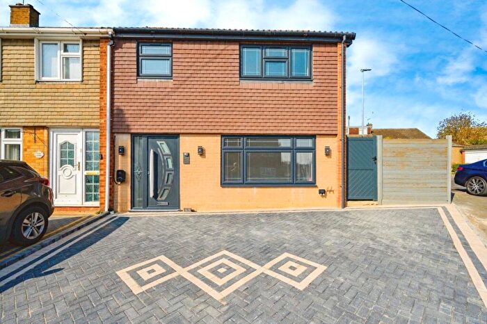 3 Bedroom End Of Terrace House For Sale In Holmscroft Road, Luton, Bedfordshire, LU3