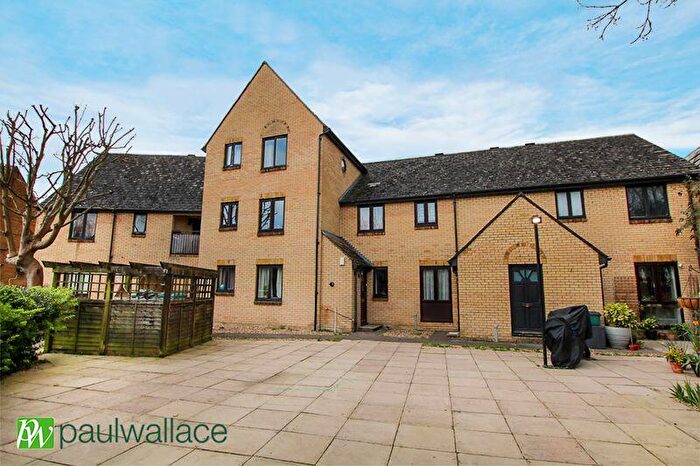 2 Bedroom Flat For Sale In Turners Hill, Cheshunt, EN8