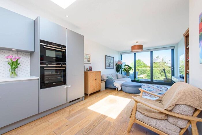 2 Bedroom Flat For Sale In Woodhouse Road, North Finchley, London, N12