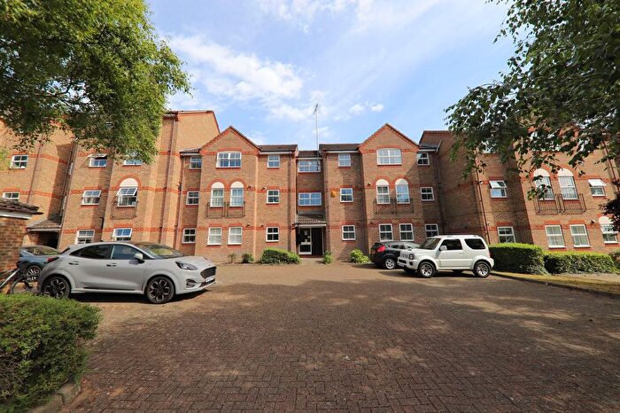 2 Bedroom Flat To Rent In Salters Close, Rickmansworth, WD3