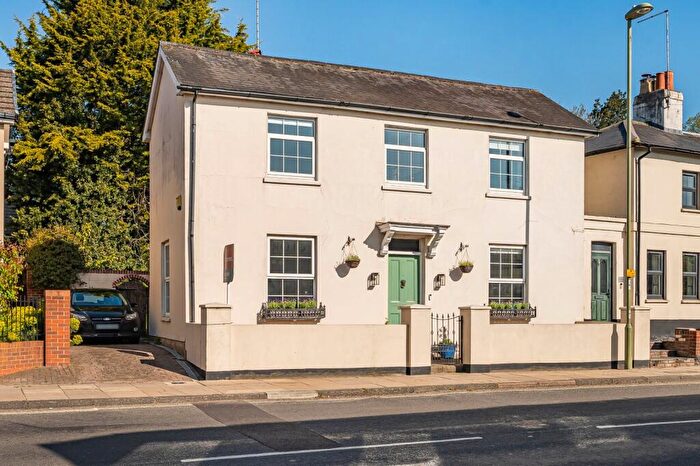 4 Bedroom Link Detached House For Sale In Butts Road, Alton, Hampshire, GU34