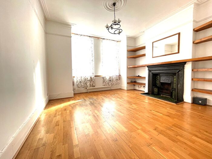 2 Bedroom Flat To Rent In Hertford Road, East Finchley, N2