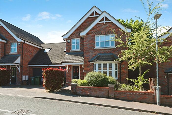4 Bedroom Link Detached House For Sale In Trident Road, Watford, WD25