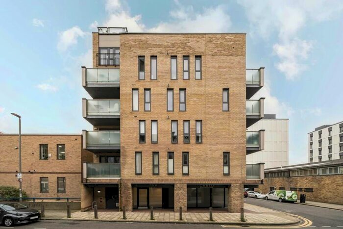 2 Bedroom Flat To Rent In Chatfield Road, Battersea, SW11