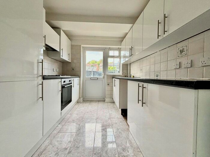 4 Bedroom Semi-Detached House To Rent In Wharf Road, Gillingham, ME7