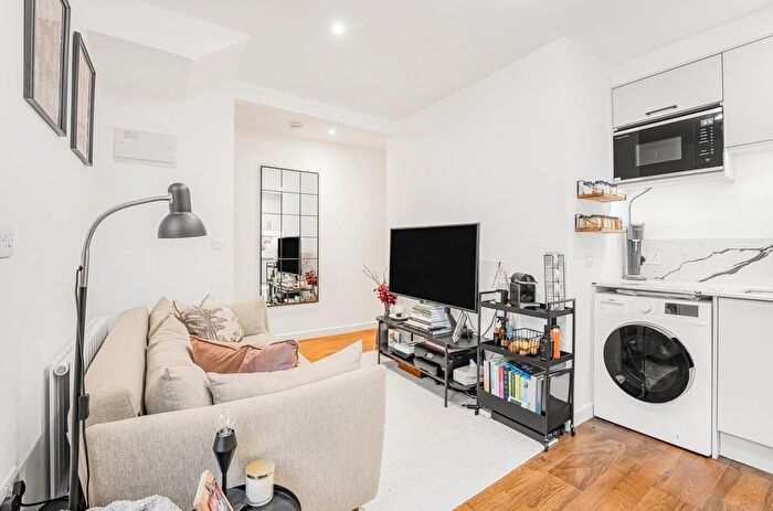 2 Bedroom Flat For Sale In Harwood Road, Fulham, SW6