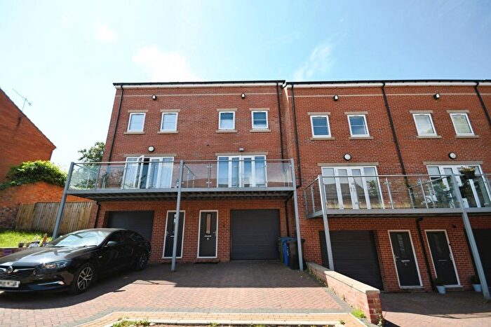 4 Bedroom Town House For Sale In Leith Grove, Chesterfield, Derbyshire, S41