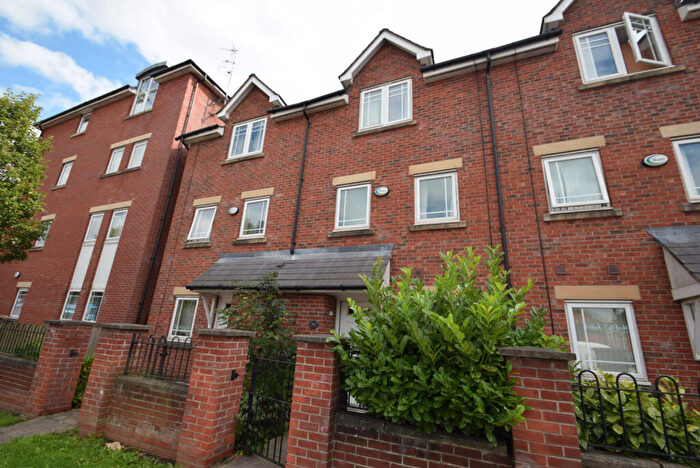 4 Bedroom Town House To Rent In Chorlton Road, Hulme, Manchester, M15