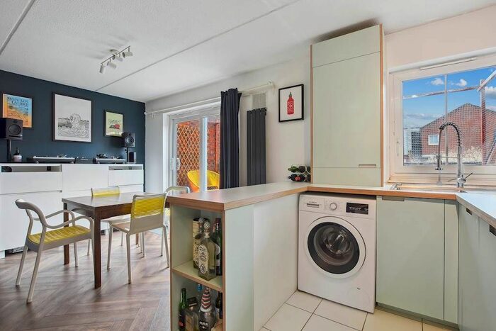 2 Bedroom Flat For Sale In Gladstone Road, London, W4