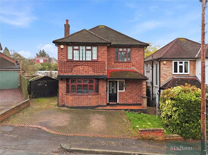 3 Bedroom Detached House For Sale In Dacre Close, Chigwell, Essex, IG7