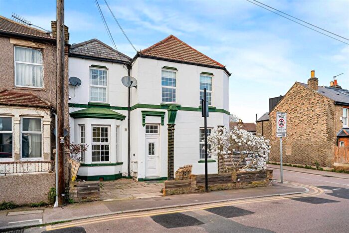 3 Bedroom Flat For Sale In Barclay Road, Walthamstow, London, E17