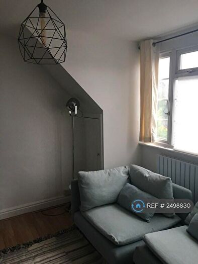 2 Bedroom Flat To Rent In Verdant Court, London, SE6