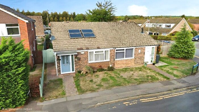 2 Bedroom Bungalow For Sale In Penn Road, Speen, Newbury, Berkshire, RG14