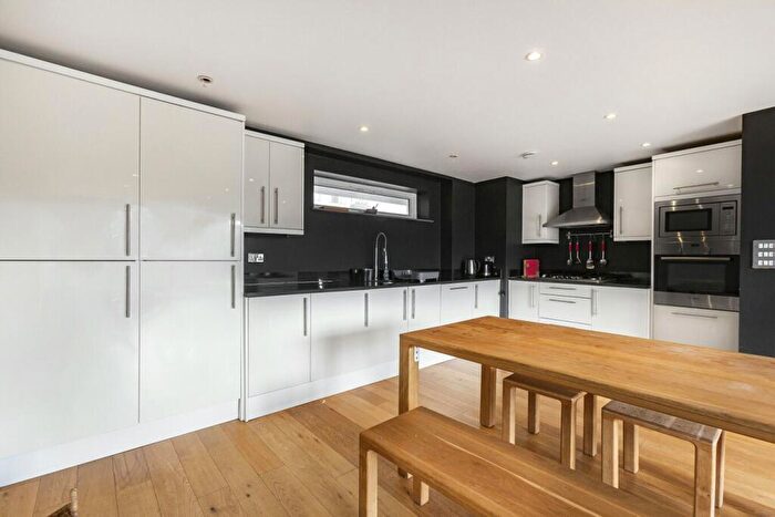 3 Bedroom Apartment To Rent In Dunston Road, London, E8