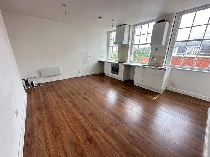 1 Bedroom Flat To Rent In Available Asap New Street, Dudley, DY1