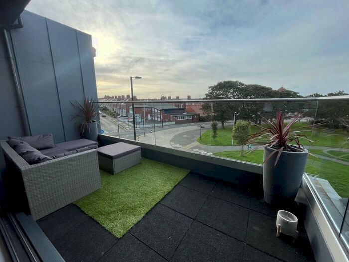 2 Bedroom Maisonette To Rent In Park Avenue, Whitley Bay., NE26