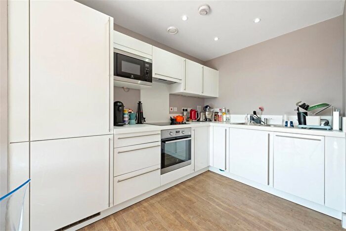 2 Bedroom Flat To Rent In Carney Place, London, SW9