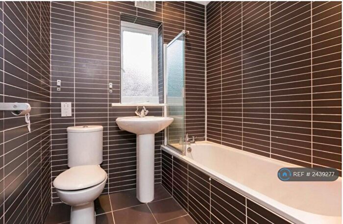 2 Bedroom Flat To Rent In Gantshill Crescent, Ilford, IG2