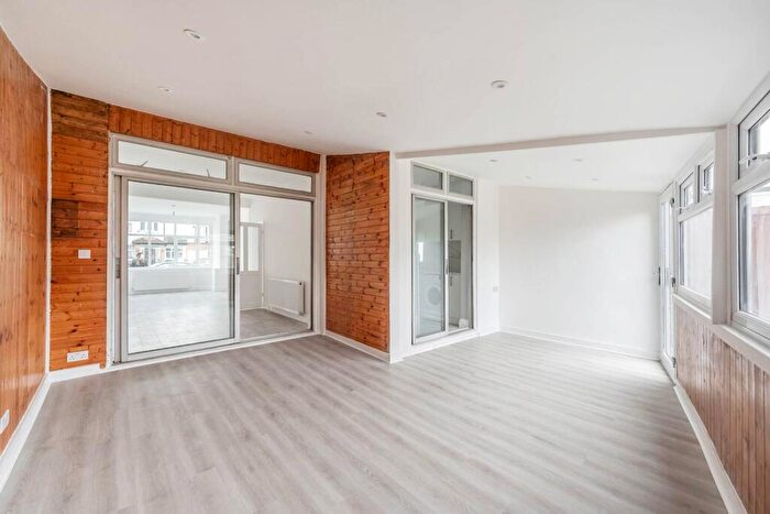 3 Bedroom Flat To Rent In North Way, Edgware, London, NW9