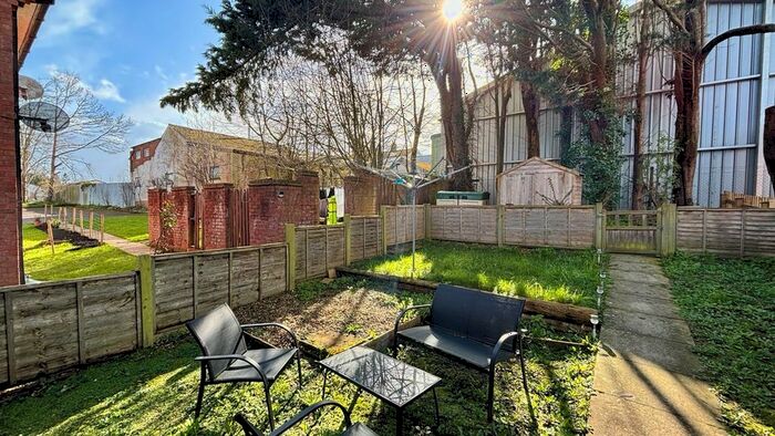 1 Bedroom Flat To Rent In Wardleworth Way, Wellington, TA21