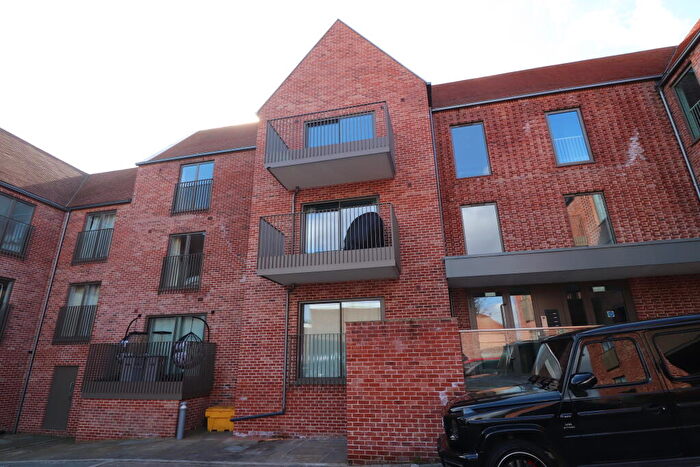 2 Bedroom Apartment To Rent In Chelmsford Road - Shenfield, CM15