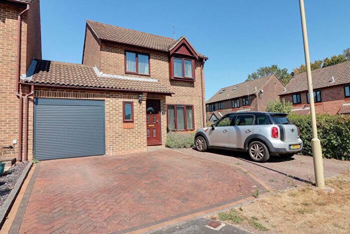3 Bedroom Link Detached House For Sale In Edgefield Grove, Tempest, Waterlooville, PO7